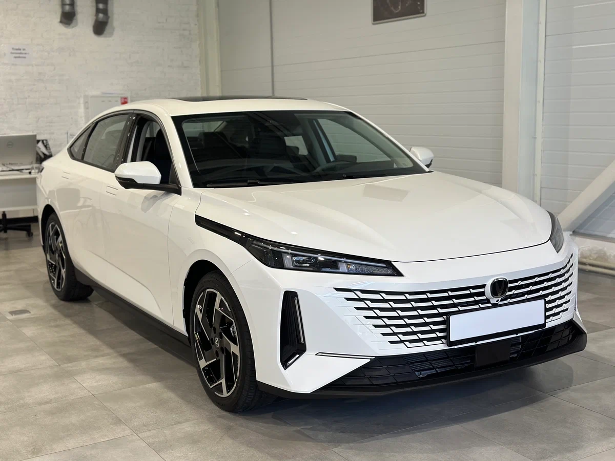 Changan Lamore с автосалона по цене от 1 702 000 рублей